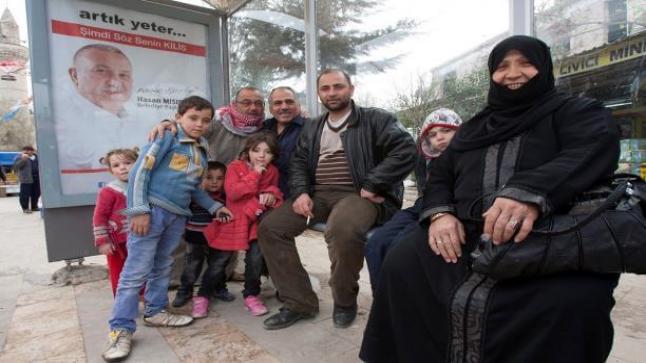أتراك يتوافدون على عائلات سورية في ولاية باطمان جنوب شرق البلاد