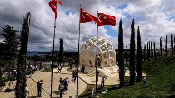 نصب شهداء المحاولة الإنقلابية الفاشلة في تركيا يغص بالزوار من الأتراك